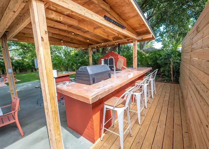 Beautiful House, Walking Distance To Stadium