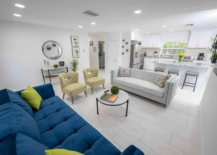 Beautiful House, Walking Distance To Stadium