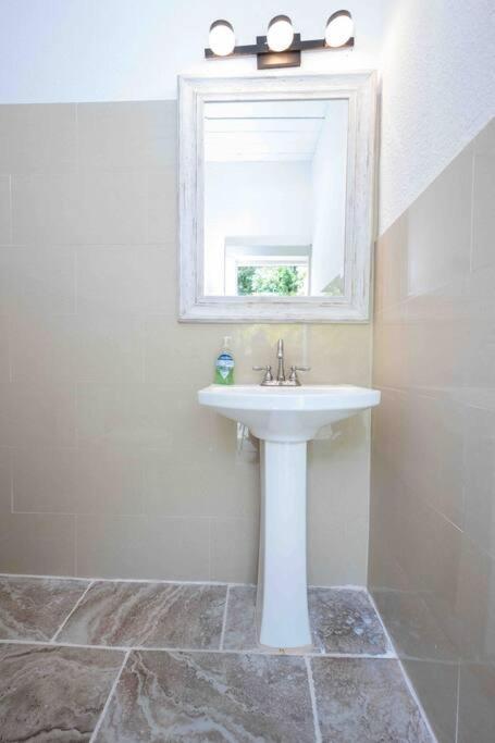 Beautiful House, Walking Distance To Stadium Tampa
